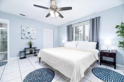 - une chambre avec un lit et un ventilateur de plafond dans l'établissement The Pad at Coral Ridge 2, à Fort Lauderdale