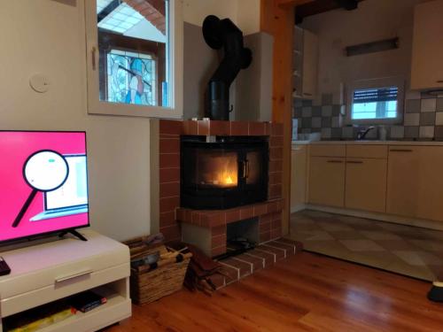 En tv och/eller ett underhållningssystem på Kuća za odmor Bella