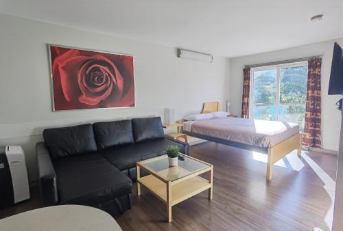 ein Wohnzimmer mit einem Sofa und einem Bett in der Unterkunft Qualicum Bay Resort in Bowser