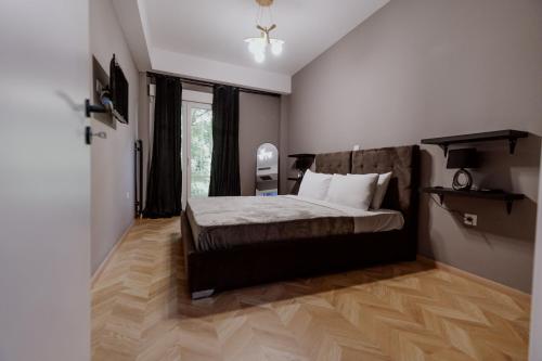 Una cama o camas en una habitación de Elpidas Apartment