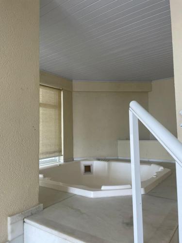 a room with a bath tub in a room at FLAT MANDAI Praia do Forte - Cabo Frio - RJ in Cabo Frio