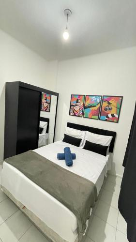 Un dormitorio con una cama grande con una toalla azul. en Apartamento Copa Standard HIR 4, en Río de Janeiro