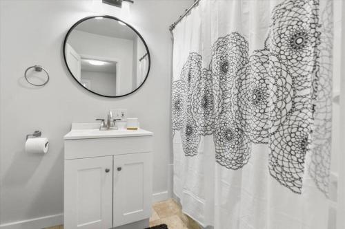 Un baño con cortina de ducha y lavabo. en 216: Lovely 1 bedroom close to amenities!, en Billings