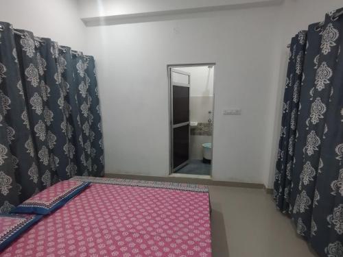 Ένα ή περισσότερα κρεβάτια σε δωμάτιο στο RELAX INN By MARIGOLD FAMILY Guest House