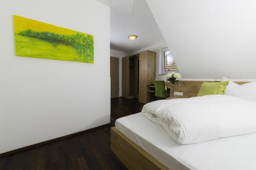
Ein Bett oder Betten in einem Zimmer der Unterkunft Hotel Rheingold
