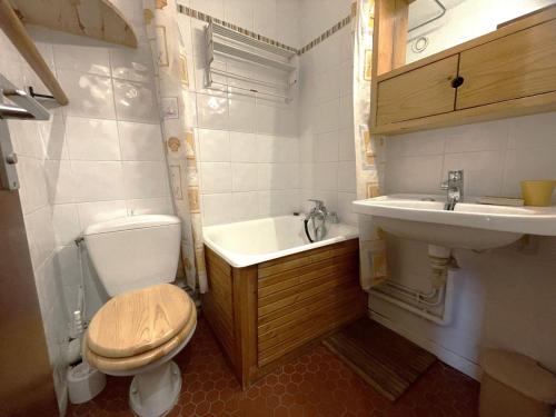 une petite salle de bain avec toilettes et lavabo dans l'établissement Studio cosy 2 pers, skis aux pieds, Les Menuires, quartier Brelin - FR-1-452-282, aux Menuires