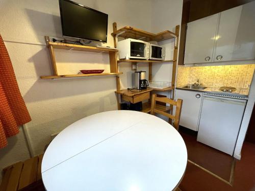 - une petite cuisine avec une table blanche dans une chambre dans l'établissement Studio Économique pour 2 pers, Pied des Pistes - Les Menuires (Animaux Acceptés) - FR-1-452-288, aux Menuires