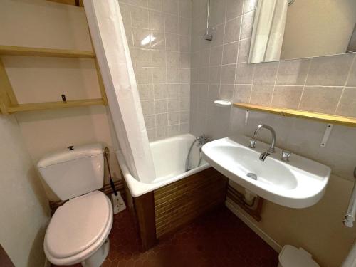 une petite salle de bain avec toilettes et lavabo dans l'établissement Studio Économique pour 2 pers, Pied des Pistes - Les Menuires (Animaux Acceptés) - FR-1-452-288, aux Menuires
