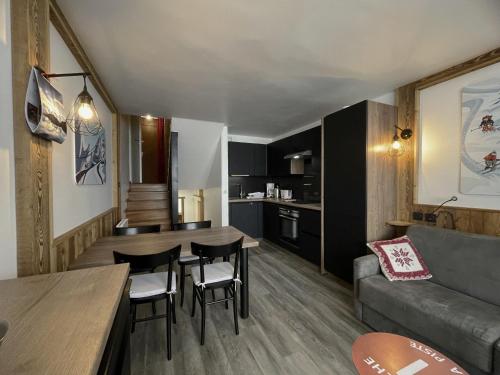 un salon avec un canapé et une table dans l'établissement Duplex 4 pers, balcon sud, Les Menuires, parking - FR-1-452-357, aux Menuires