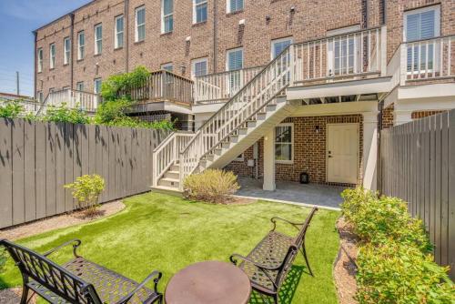 a backyard with chairs and a table in front of a building at Rose carriage House Savannah in Savannah