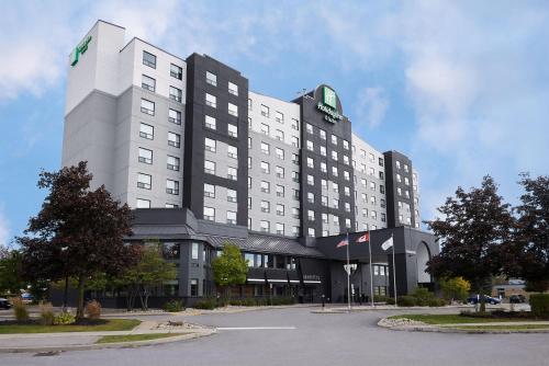 Holiday Inn & Suites Ottawa Kanata, an IHG Hotel في أوتاوا: مبنى كبير فوقه ساعة