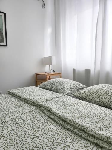 Un dormitorio con una cama y una mesa con una lámpara. en OOTA Soko Ha, en Kragujevac