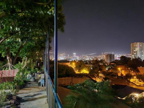 Nespecifikovaný výhled na destinaci Tbilisi nebo výhled na město při pohledu z penzionu