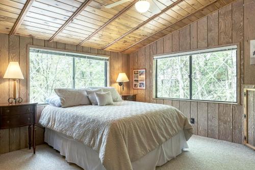 ein Schlafzimmer mit einem Bett und zwei Fenstern in der Unterkunft 824 East Aspen Circle Drive in Innsbrook