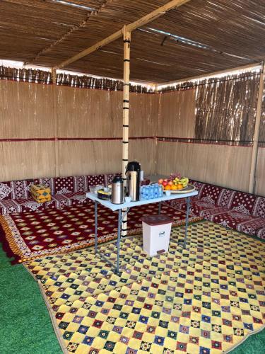 Crescent Desert Private Camp في شاحك: غرفة مع طاولة وكراسي وطاولة