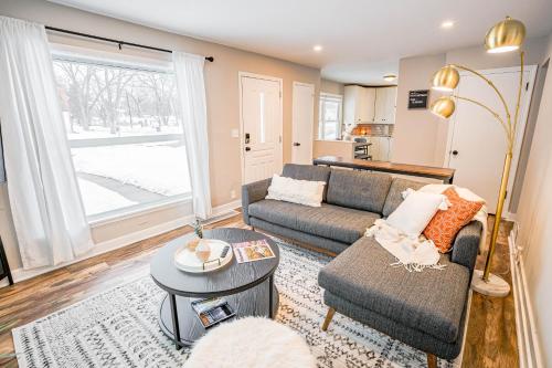 een woonkamer met een bank en een tafel bij Contempo Cottage in Minneapolis