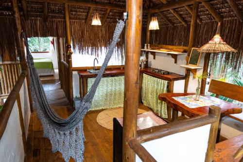 um quarto com rede numa casa em Cabana na árvore na Bahia! Para viver uma experiência de hospedagem pertinho da praia em Maraú