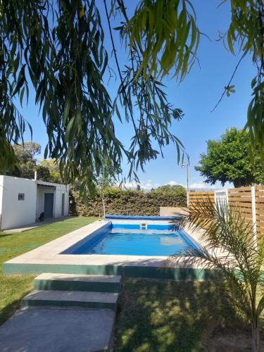 - une piscine dans la cour d'une maison dans l'établissement Cabañas El Kincho, à Albardón