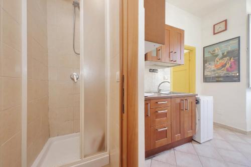 um banheiro com chuveiro, banheira e pia em Piccola Piazza Della Libertà em Roma