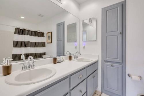 Un baño de Savannah 5BR Pool, Jacuzzi, Firepit, Sports, Games