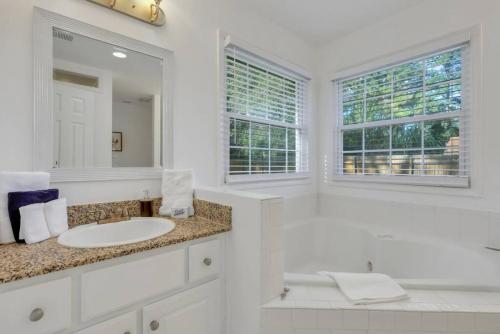 Un baño de Savannah 5BR Pool, Jacuzzi, Firepit, Sports, Games