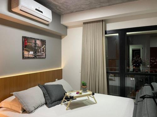 um quarto com uma cama e ar condicionado em Vida Urbana - Primazia - Setor Oeste em Goiânia