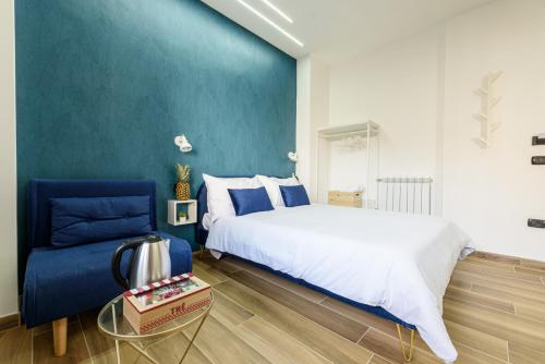 - une chambre avec un lit et un mur bleu dans l'établissement Sea City In Bed, à Naples