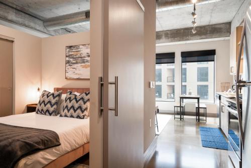 1 dormitorio con 1 cama y escritorio en una habitación en Minnestay Sable 35 - One Bedroom en Minneapolis