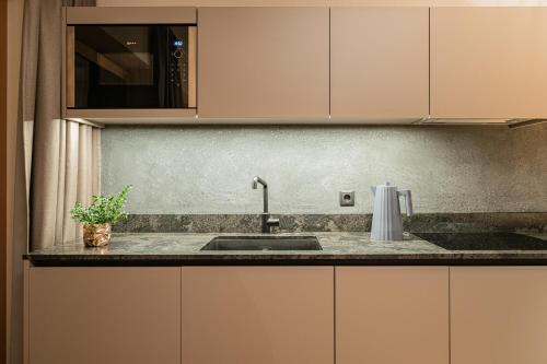 Kuchyň nebo kuchyňský kout v ubytování myLoisl Apartments