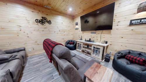 Télévision ou salle de divertissement dans l'établissement Lazy Bear Lodge cabin