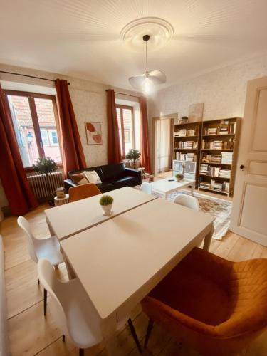 - un salon avec une table et des chaises blanches dans l'établissement LA MARIEFACTURE - Comme un Livre Ouvert, à La Petite-Pierre