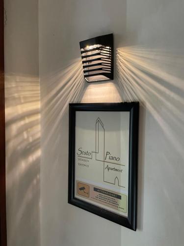 una imagen en un marco en una pared con una luz en Sesto Piano Apartment, en Incisa in Valdarno