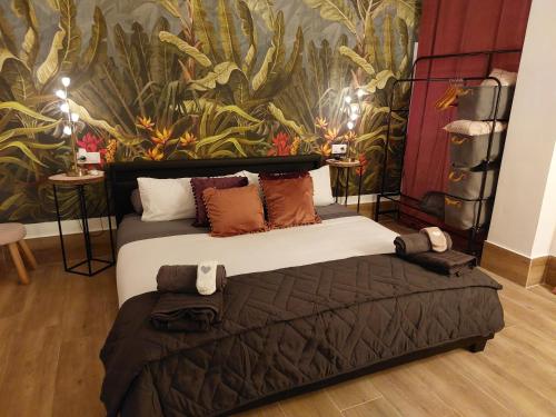 um quarto com uma cama grande e um mural em Aparthotelmadridea, renovated quiet apartments, Madrid em Madri