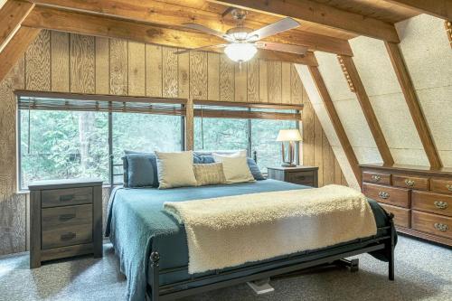 1 dormitorio con 1 cama y ventilador de techo en 940 Silver Fox Chalet By Sarah Bernard Vacation Rentals, en Innsbrook