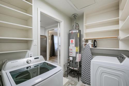 eine Waschküche mit Waschmaschine und Trockner in der Unterkunft W 21st In The Heights in Houston