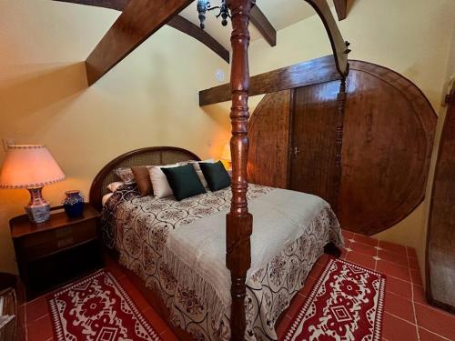1 dormitorio con 1 cama con marco de madera en Toca do Hobbit - Vila Mágica, en Bueno Brandão