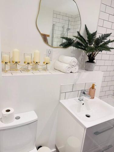 A bathroom at Central Derby Urban 2 Bedroom Flat - An Oasis of Elegance! Free Parking and Wifi suitable for families and professionals