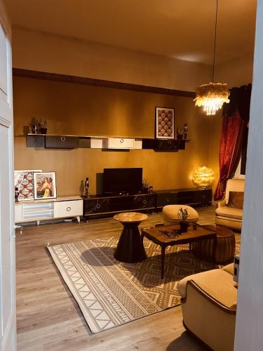 un salon avec un canapé et une table dans l'établissement LA MARIEFACTURE - Comme à l'Opéra, à Neuf-Brisach