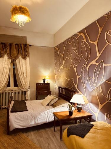 - une chambre avec 2 lits et un mur avec des feuilles dans l'établissement LA MARIEFACTURE - Comme à l'Opéra, à Neuf-Brisach