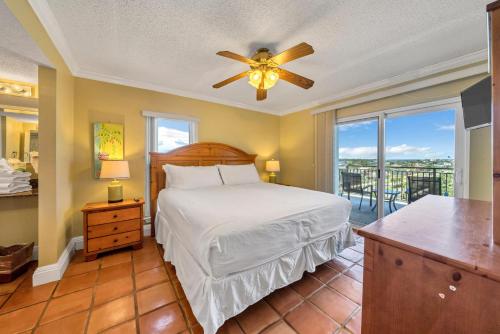 1 dormitorio con 1 cama y ventilador de techo en Emerald Isle 706 - Okaloosa Island with partial Gulf View, en Fort Walton Beach