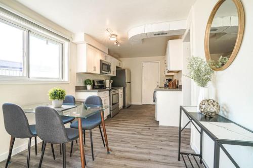 Dapur atau dapur kecil di Seatac 2BR Lower Unit- 5 min to Airport
