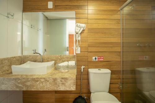 y baño con lavabo, aseo y espejo. en Pousada Manhã Dourada, en Morro de São Paulo