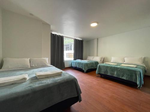 Habitación con 2 camas y ventana en Elite apartment 3 bedroom 3 bath, en Baños