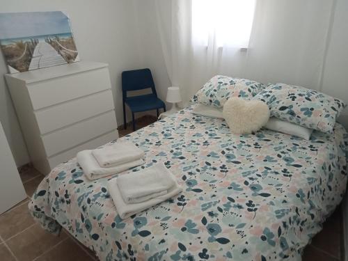 a bedroom with a bed with towels on it at Estúdio privado 30 km Lisboa in Gradil
