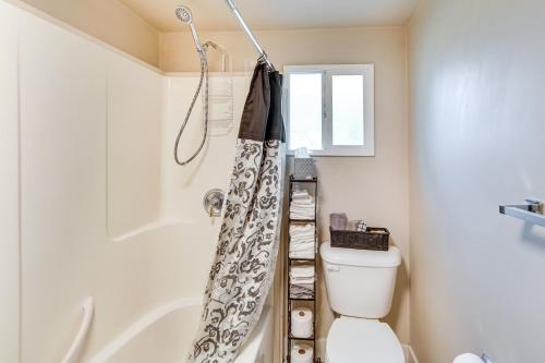 エレンズバーグにあるCharming Ellensburg Cottage with Private Outdoor Barのトイレの隣にシャワーカーテン付きのバスルームがあります。