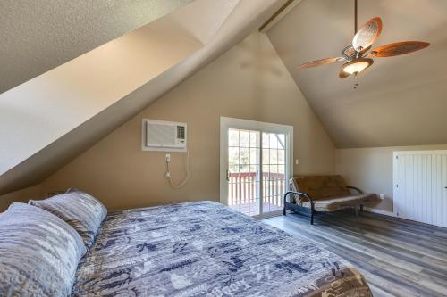 1 dormitorio con 1 cama y ventilador de techo en Riverfront Arkansas Abode - Furnished Deck and Grill, en Mount Ida