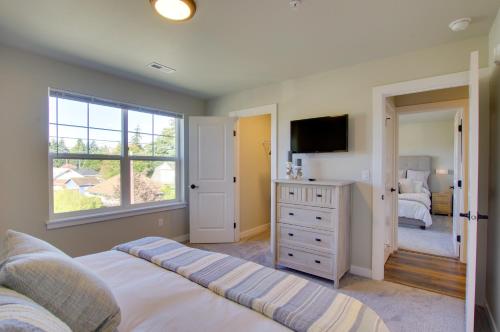 een slaapkamer met een bed, een tv en een raam bij Monroe Apartment Near Evergreen State Fairgrounds! in Monroe