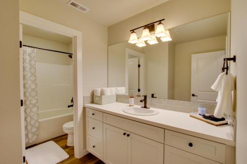 een badkamer met een wastafel en een spiegel bij Monroe Apartment Near Evergreen State Fairgrounds! in Monroe