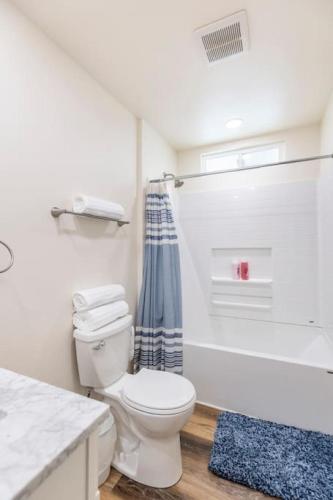 Ranchview Retreat Charming 4BR home in Ramonaにあるバスルーム