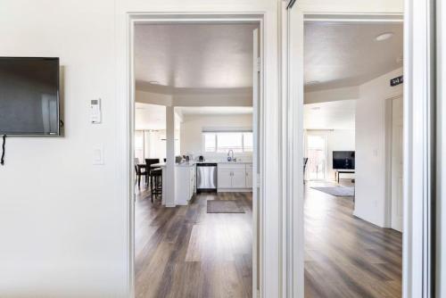 Ranchview Retreat Charming 4BR home in Ramonaにあるテレビまたはエンターテインメントセンター